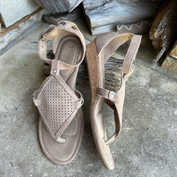 Koolaburra by Ugg Briona wedge sandal in taupe perforated suede Sz-7.5. J - Picture 6 of 11